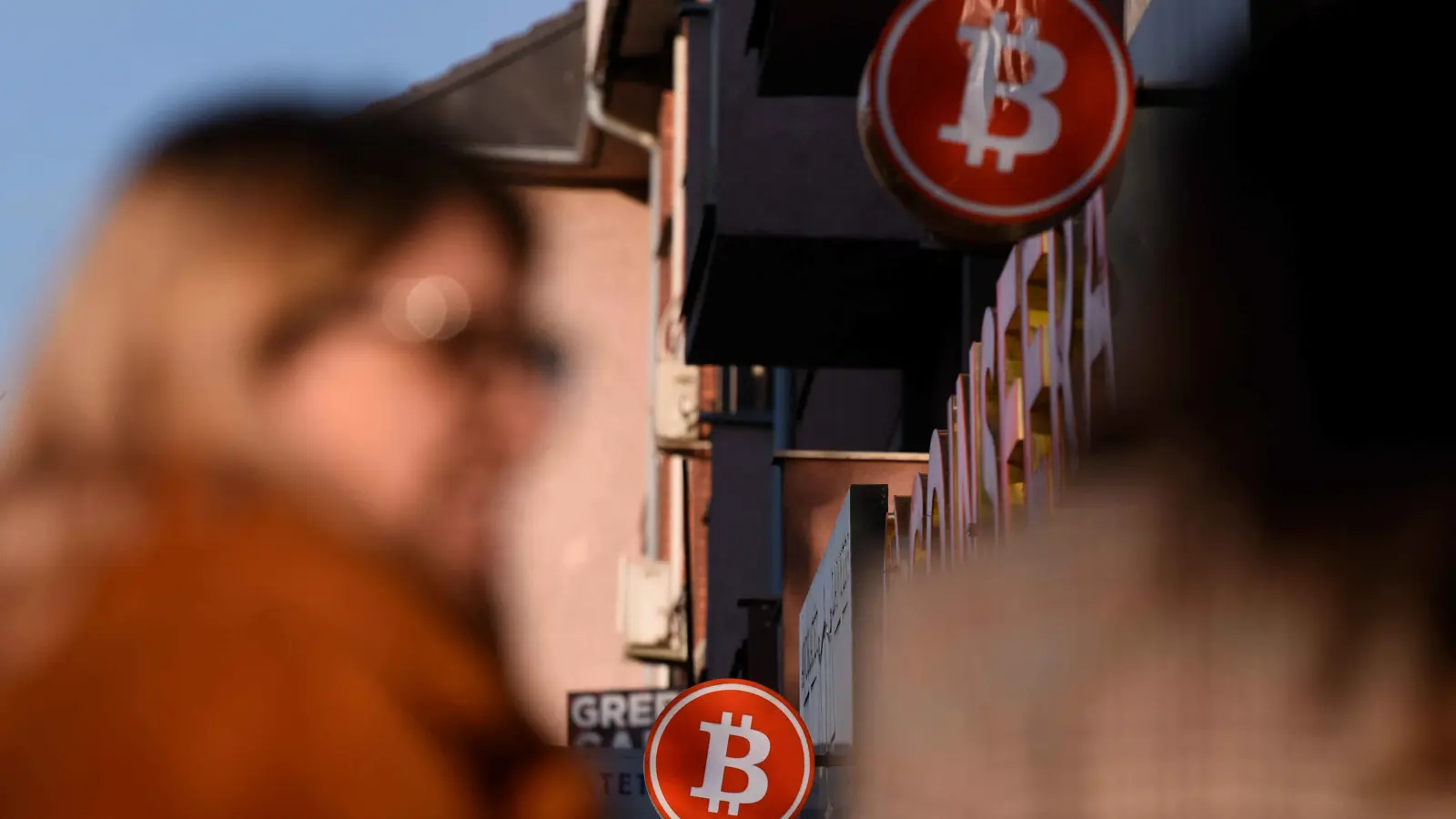 رمز «بيتكوين» على واجهة متجر لتبادل العملات المشفرة في العاصمة الكوسوفية بريشتينا يوم 17 يناير 2022.