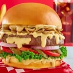 صورة ترويجية تعرض أبرز عروض اليوم الوطني السعودي 95 في أشهر المطاعم والمتاجر مع خصومات كبيرة.