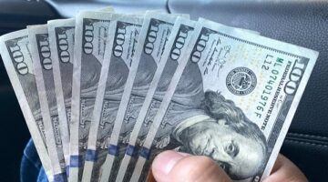 الدولار تتأرجح بين البنوك والسوق السوداء في يوم الثلاثاء