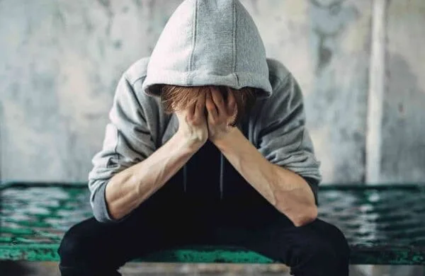 تحولها إلى مدمنة.. فتاة السلام تطالب بالنجدة: عائلته أخضعتني للعلاج وأخذت شقتي