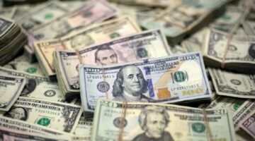 سعر الدولار مقابل الجنيه المصري في 10 بنوك مع