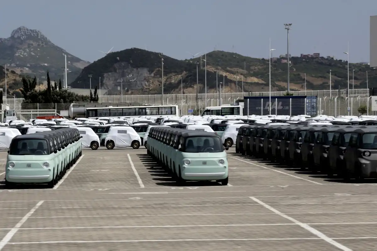 مئات السيارات بانتظار التصدير من ميناء طنجة المتوسطي - طنجة، 10 يوليو 2025