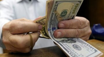 سعر الدولار إلى أقل من 48 جنيهًا في بعض