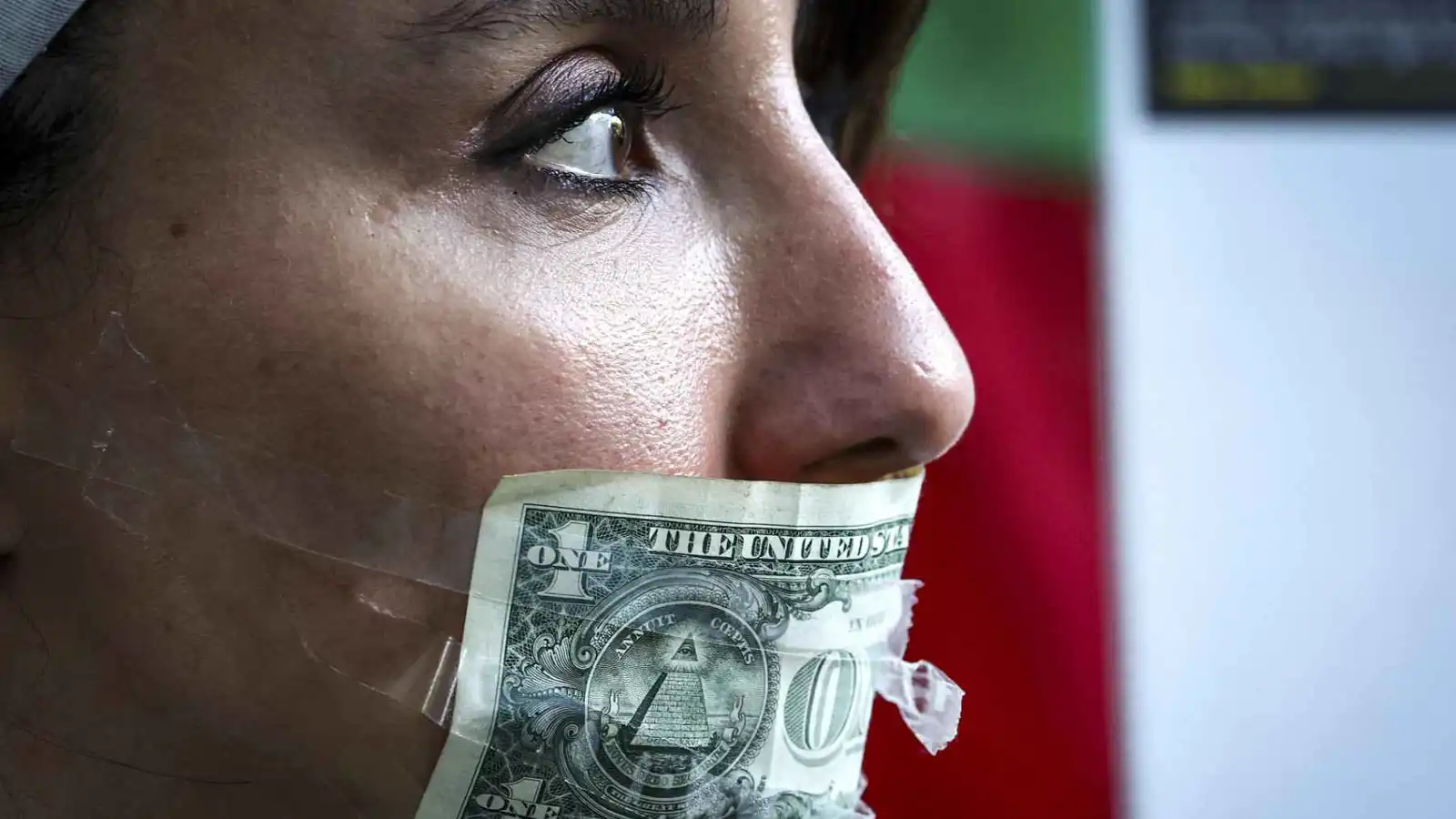 مواطنة أسترالية تضع ورقة نقدية من فئة دولار أميركي على فمها، في سيدني، أستراليا، يوم 22 يونيو 2025.