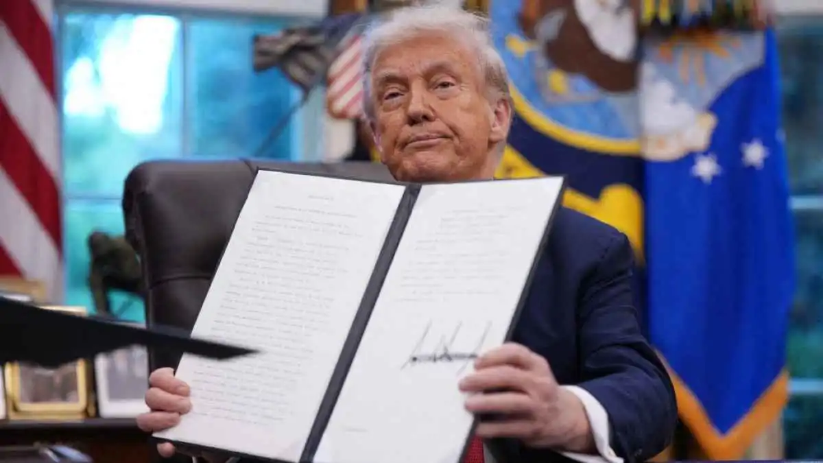 الرئيس الأميركي دونالد ترامب يعرض أمراً تنفيذياً موقّعاً في المكتب البيضاوي، واشنطن العاصمة في 25 سبتمبر 2025 