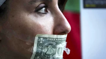 1759552310 بعد زيادة قوية وغير متوقعة الدولار ينخفض، هل بالغت الأسواق.webp