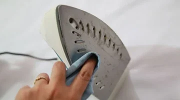 5 طرق سهلة للتخلص من البقع السوداء على مكواة الملابس.webp
