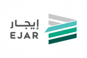 شخص يستخدم جهاز الكمبيوتر لتعديل القيمة الإيجارية لعقد الإيجار السكني عبر منصة إيجار الإلكترونية.