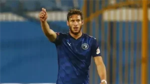 صورة للاعب كرة القدم رمضان صبحي وهو يواجه القضاء في أولى جلسات محاكمته بتهمة التزوير.