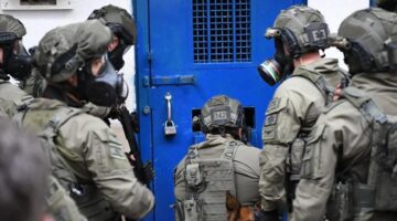 فلسطينيون يركبون الحافلات استعدادًا للإفراج عنهم