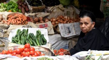 مستقرة رغم تراجع الدولار خبير اقتصادي يكشف سر تلاعب