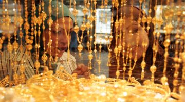مصنعية السبائك في سوق الذهب بـ 15 جنيهًا للجرام