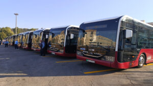 «استدامة النقل في أمانة عمان» اطلاق المسار الأخضر بـ 15 حافلة كهربائية جديدة في إطار "الباص السريع"