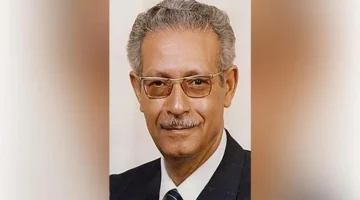 رفعت المحجوب، رئيس مجلس الشعب، في عام 1990.webp