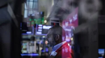 الأمريكية تواجه تحدياً ثلاثياً نتائج الشركات، التضخم، وترامب.webp