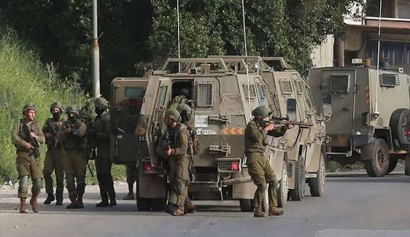 الاحتلال يطلق قنابل الغاز في أراض مزروعة بأشجار الزيتون بالضفة الغربية 