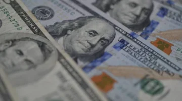 الدولار ينخفض نتيجة ضغوط التوترات التجارية وتوقعات خفض أسعار الفائدة.webp