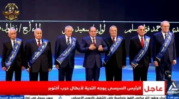 السيسي يحضر صورة جماعية مع مجموعة من أبطال حرب.webp