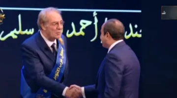 السيسي يُ honoured الفنان أحمد فؤاد سليم خلال الندوة.webp