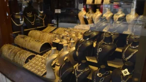 المعدن النفيس يواصل تراجعاته تحت ضغط عالمي