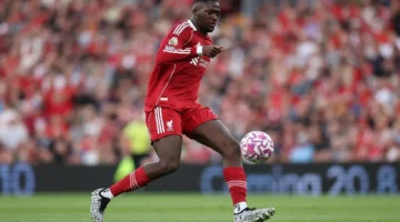 كوناتي في مباراة ليفربول ضد مانشستر يونايتد.webp