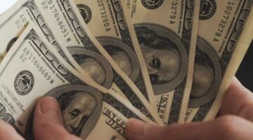 الأخضر عالميًا يؤثر على سعر الدولار مقابل الجنيه المصري