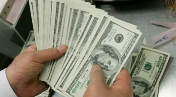 طفيف سعر الدولار أمام الليرة السورية في تعاملات السبت.webp