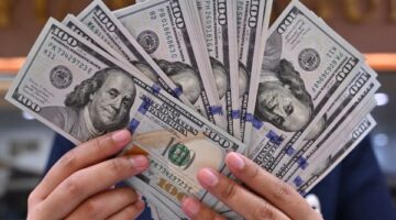 مستمر سعر الدولار يواصل انخفاضه في مصر
