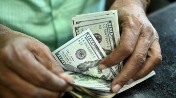 ملحوظ في سعر الدولار أمام الجنيه داخل عدة بنوك