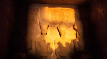 الشمس على وجه رمسيس الثاني يسلط الضوء على عبقرية.webp
