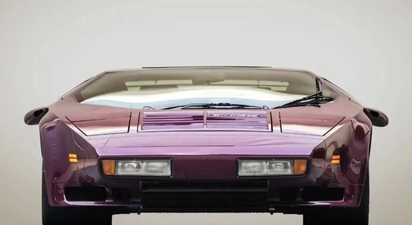 سيارة سيارة Vector W8 Twin Turbo صنع منها 17 نسخة ونموذجين