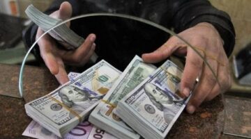 صرف الدولار الأمريكي في البنك المركزي والبنوك المصرية مع