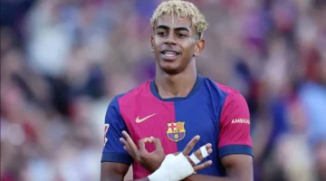 لامين يامال تدعمه من مدرجات ملعب برشلونة خلال مباراة.webp
