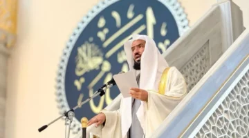 إمام وخطيب المسجد النبوي يُلقي خطبة الجمعة في المسجد.webp