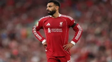 نجم ليفربول ينبه محمد صلاح إثر خسارته في ركلات.webp