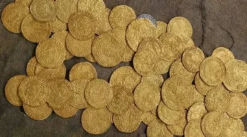من العملات مدفونة في الطين.webp