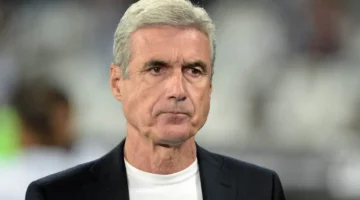 لويس كاسترو قبل مباراة الوصل مع النصر في الدوري.webp