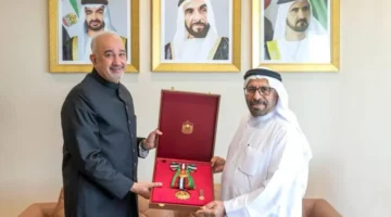 بن زايد يكرّم السفير الباكستاني بمنحهم وسام زايد الثاني.webp