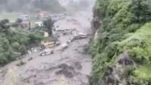 مقتل 9 أفراد وفقدان 5 آخرين بسبب الفيضانات القوية في وسط فيتنام