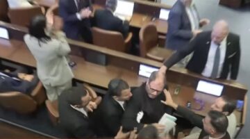 داخل الكنيست أثناء حديث ترامب ما الحكاية؟