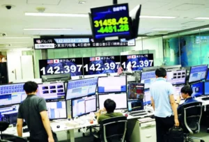 «نيكاي» يتراجع من قمة تاريخية بسبب جني الأرباح وصعود الين