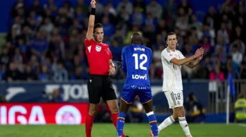 ليس أول لاعب يتم طرده بعد دقيقة في الدوري.webp
